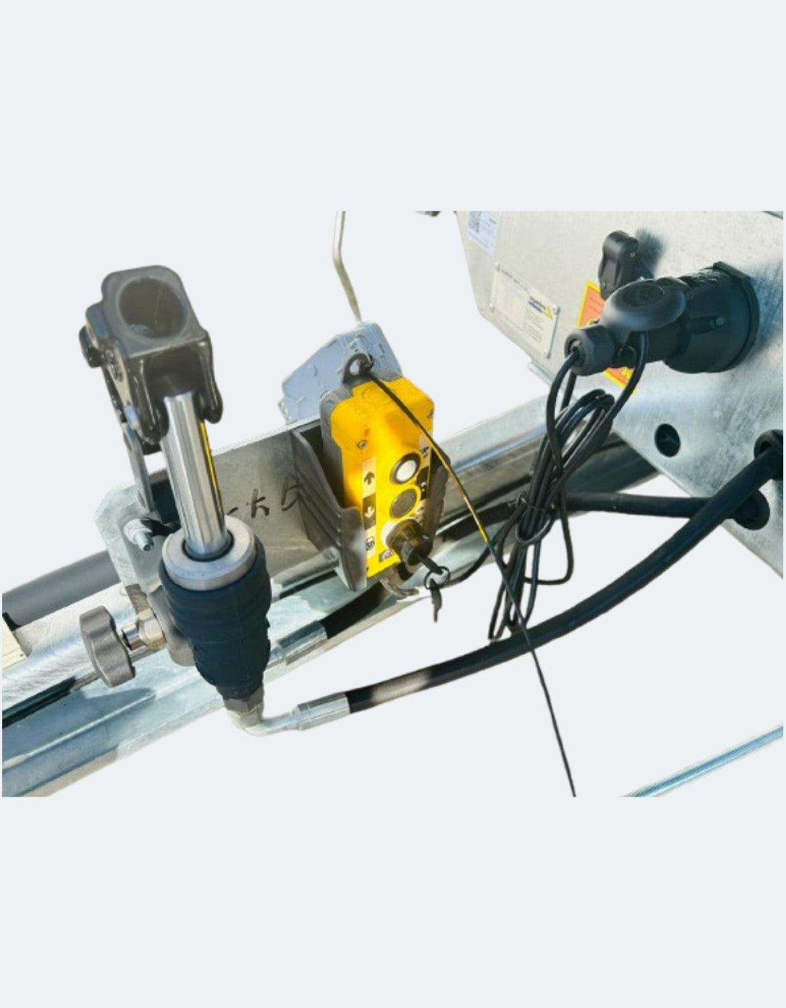 Agados Atlas 2700 Dreiseitenkipper mit el. Hydraulik und Aufsatz