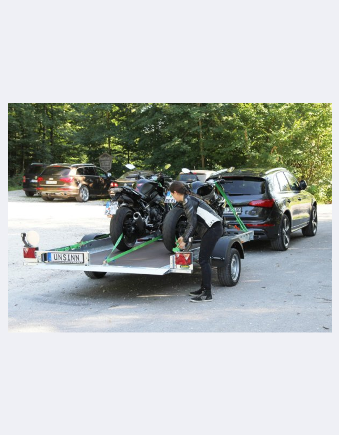 UNSINN Anhänger Typ UA 2615-14-13 Motorrad geladen und mit Spanngurt gesichert