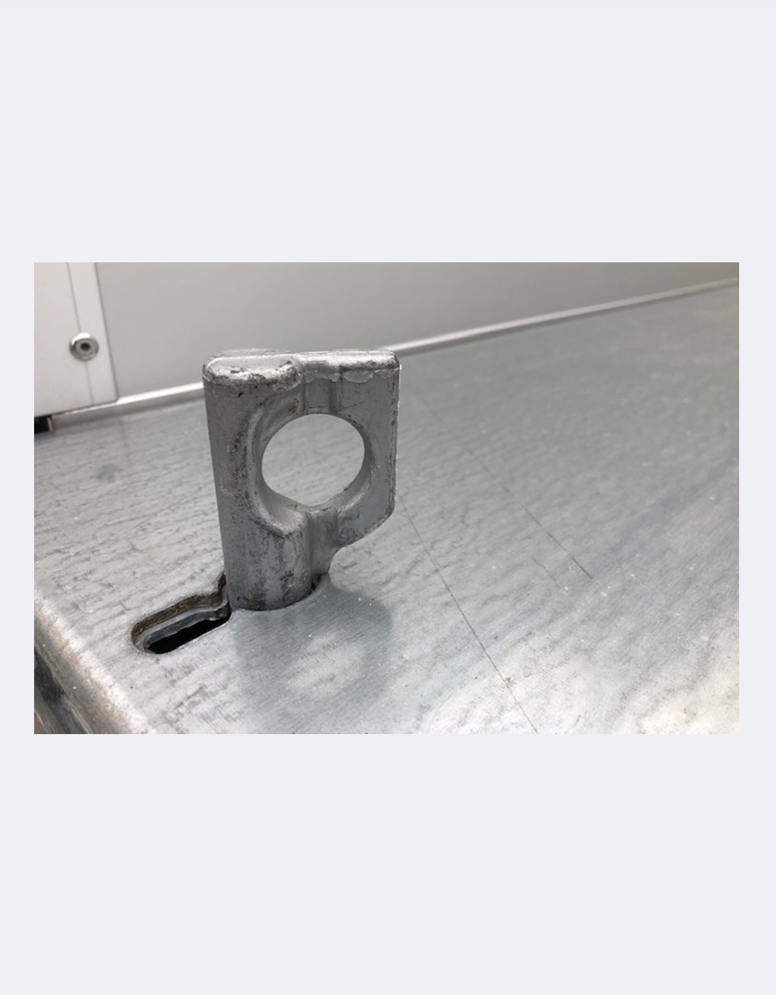 UNSINN Anhänger Typ UDK 2715-26-14 neu Spinlock Zurröse ausgefahren Detailaufnahme