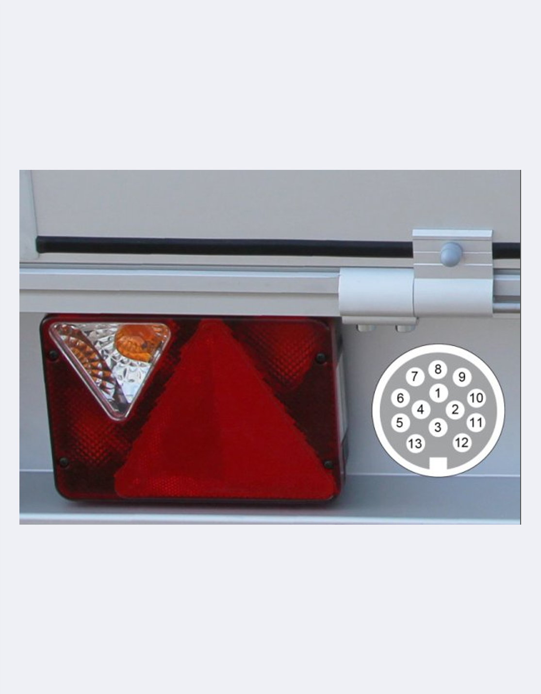 UNSINN Anhänger Typ UM 4220-30-10 Rückleuchte mit 13-poligem Stecker Detailaufnahme