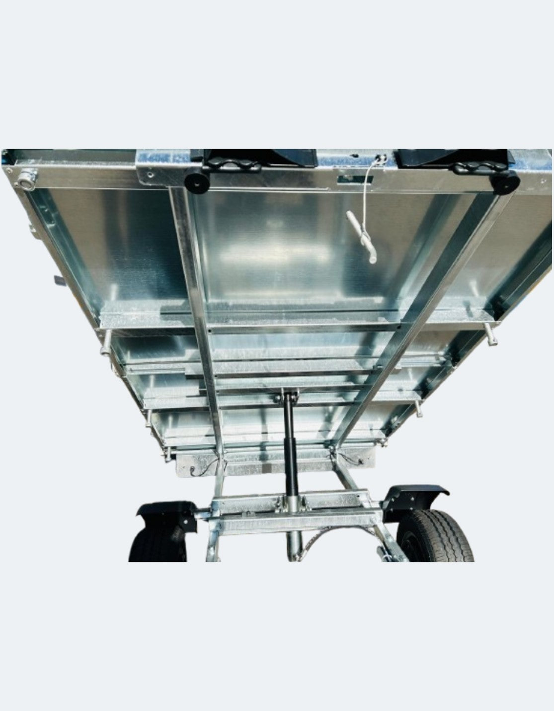 UNSINN Anhänger Heckkipper gekippt Blick unter Ladefläche 