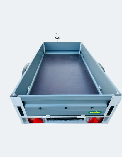 UNSINN Anhänger Heckansicht Blick auf Ladefläche 