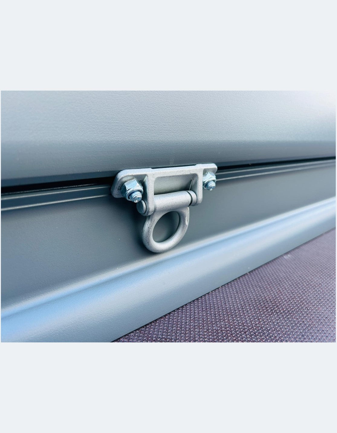 UNSINN Anhänger Flexible Zurröse an Bordwand Detailaufnahme 